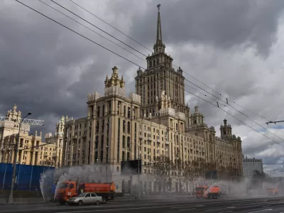 ﻿05 April 2020, Russia, Moskow: Sweepers clean the streets and spray disinfectant on Moscow's Kutuzovsky Prospekt in front of the former Hotel Ukraina, amid the Coronavirus outbreak. Russian President Vladimir Putin ordered a full-time lay-off until the end of April. Photo: Ulf Mauder/dpa