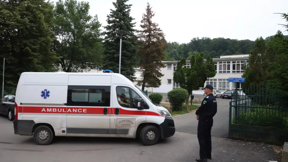 14.06.2023., Lukavac, Bosna i Hercegovina - Policijski ocevid u osnovnoj skoli "Lukavac Grad" gdje je u jutarnjim satima doslo do uporabe vatrenog oruzja pri cemu je jedna osoba ranjena i nalazi se u zivotnoj opasnosti. Photo: Stringer/PIXSELL