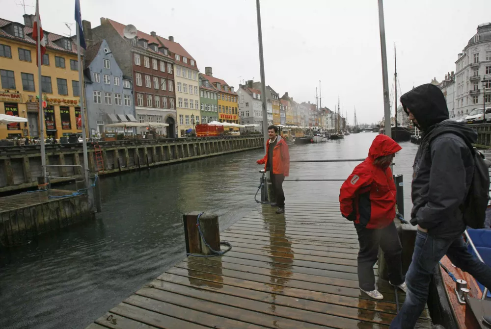 - Nyhavn kanal.- Kraljevina DANSKA - Koebenhaven - pridružitev EU 1973 - članica zveze NATO od 1949- Površina 43.094 km2  - Prebivalstvo 5,4 milijona (Danci 97%, Nemci, Švedi) - Valuta danska krona (DKK) BDP - Dnevnik z avtodomom po Evropi 2008 - Evropska mesta– 50 let Evropske unije - 27 držav članic EU - Evropska unija - //FOTO: Bojan VelikonjaOPOMBA: ZA OBJAVO V ČASOPISU DNEVNIK