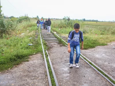 ﻿- 26.08.2015 - Madžarska - Hordos - madžarsko-srbska meja - Begunci hodijo proti Madžar4ski meji- Begunci 2015 - migracije po zahodni balkanski poti - migracijska pot beguncev iz Sirije, Afganistana in Iraka čez Balkan proti zahodni Evropi - evropska begunska kriza - migranti -     //FOTO: Bojan VelikonjaOPOMBA: ZA OBJAVO V PRILOGI – DNEVNIKOV OBJEKTIV - REPORTAŽA 2015 -