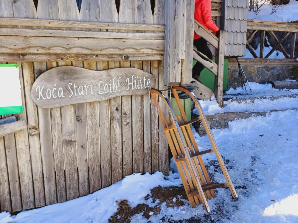 V zimskih dneh je koča priljubljeno izhodišče za sankanje po vijugasti pešpoti v dolino. Foto: Tina Jereb