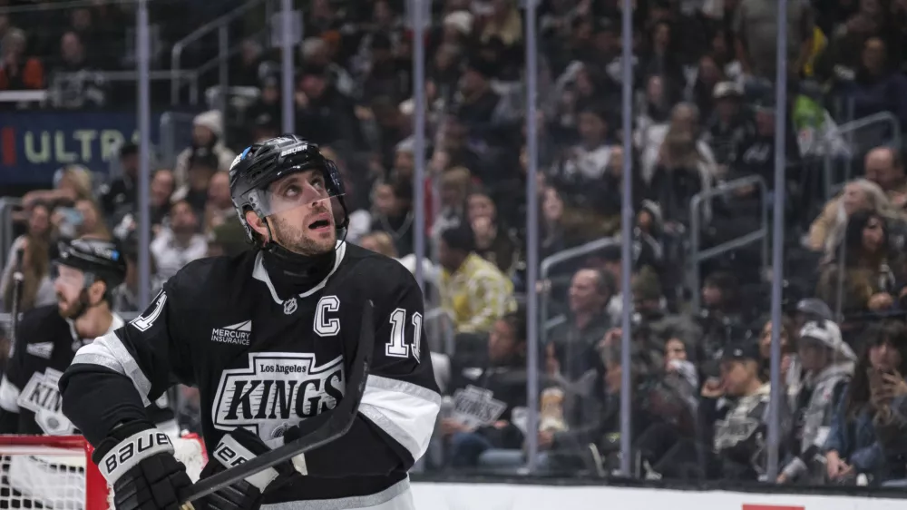 Los Angeles Kings center Anze Kopitar (11) looks up at the scoreboard after missing an empty net goal attempt during the third period of an NHL hockey game against the Philadelphia Flyers, Sunday, Dec. 29, 2024, in Los Angeles. (AP Photo/William Liang)