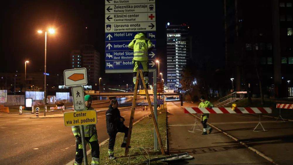 - PREGLED LETA 202404.01.2024. Priprave na popolno zaporo Dunajske ceste zaradi prenove železniškega nadvoza in začetek rušenja nadvoza.//FOTO: Bojan Velikonja