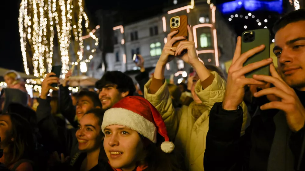 - 01.12.2023 – Veseli December v Ljubljani 2023 - prižig prazničnih luči v središču prestolnice - svetlobna okrasitev mesta - začetek prazničnega decembrskega sejma na ljubljanskih ulicah - novoletno okrašena Ljubljana - //FOTO: Nik Erik Neubauer