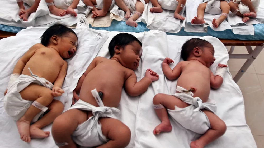 ATTENTION EDITORS - 13 OF 21 PICTURES TO MATCH PACKAGE 'WORLD POPULATION - SEVEN BILLION' - TO FIND ALL PICTURES SEARCH 'POPULATION-BABY/' Newly born babies rest inside a ward at a hospital on the occasion of "World Population Day" in the northern Indian city Lucknow in this file picture taken July 11, 2009. The world's population will reach seven billion on 31 October 2011, according to projections by the United Nations, which says this global milestone presents both an opportunity and a challenge for the planet. While more people are living longer and healthier lives, says the U.N., gaps between rich and poor are widening and more people than ever are vulnerable to food insecurity and water shortages.  REUTERS/Pawan Kumar/Files     (INDIA HEALTH SOCIETY IMAGES OF THE DAY)