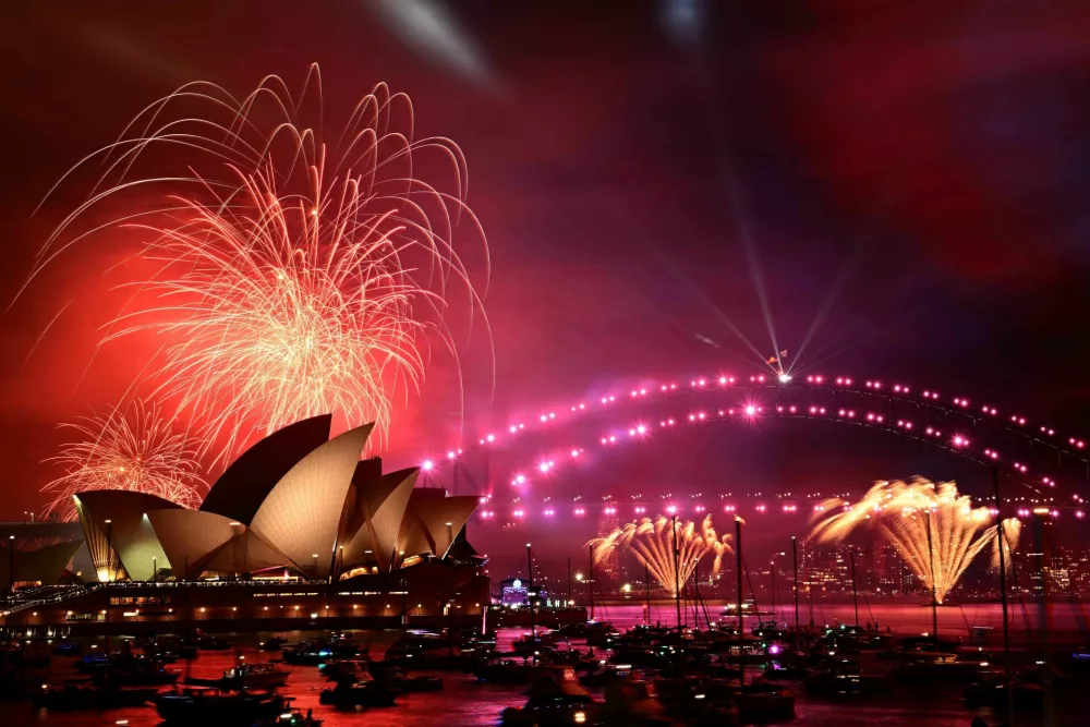 31 December 2024, Australia, Sydney: The 9pm fireworks are seen during New Year's Eve celebrations in Sydney. Photo: Bianca De Marchi/AAP/dpa