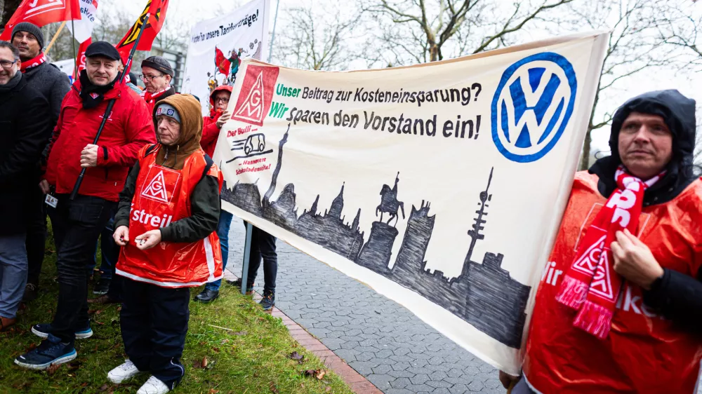 Največji nemški izdelovalec avtomobilov Volkswagen je napovedal zapiranje več tovarn v Nemčiji in odpuščanje več tisoč delavcev. Delavci so zato že večkrat stavkali. Foto: Dpa