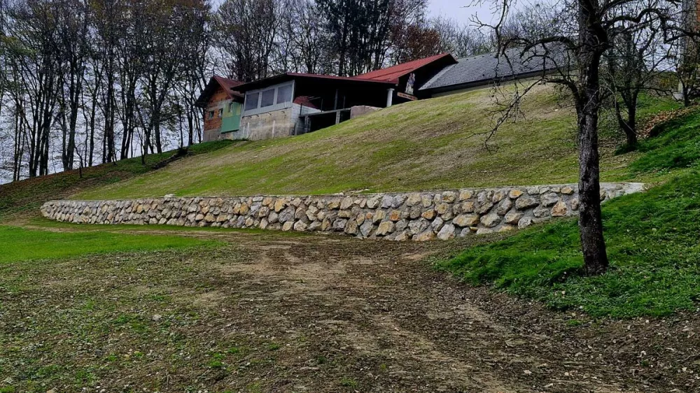 Eden največjih projektov pri popravilu škode po lanskih poplavah je bila sanacija zemeljskega plazu na Gori. Foto: arhiv Občine Komenda