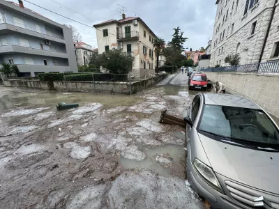 03.01.2025., Split - Obilna kisa i tuca uzrokovali poplave po gradu. Poplavljena Ulica Vlahe Bukovca iza hotela Park. Photo: Ivo Cagalj/PIXSELL