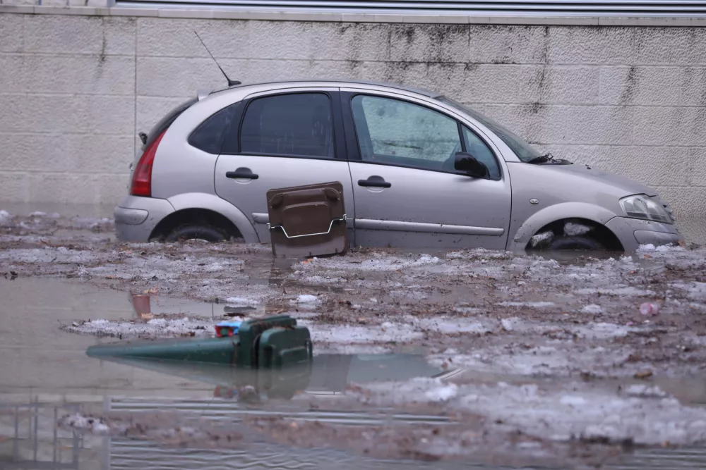 03.01.2025., Split - Obilna kisa i tuca uzrokovali poplave po gradu. Poplavljena Ulica Vlahe Bukovca iza hotela Park. Photo: Ivo Cagalj/PIXSELL