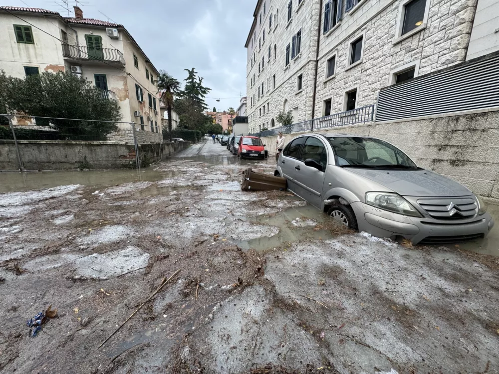 03.01.2025., Split - Obilna kisa i tuca uzrokovali poplave po gradu. Poplavljena Ulica Vlahe Bukovca iza hotela Park. Photo: Ivo Cagalj/PIXSELL