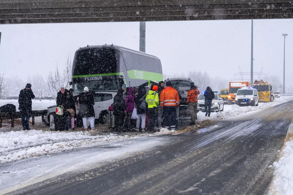 Nekaj potnikov je s kovčki še vedno na kraju trčenja. Foto: PIXSELL