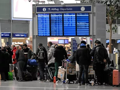 03 January 2025, North Rhine-Westphalia, Duesseldorf: Travelers form a queue at the airport check-in at Duesseldorf airport. Passengers from outside the Schengen area, face major delays in their check in at German airports due to the crash of the IT system that handles Germany's automated entries. Photo: Roberto Pfeil/dpa