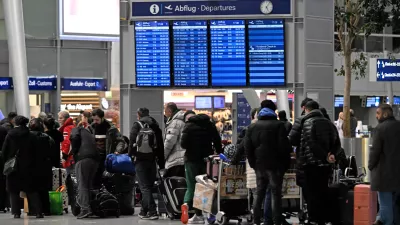 03 January 2025, North Rhine-Westphalia, Duesseldorf: Travelers form a queue at the airport check-in at Duesseldorf airport. Passengers from outside the Schengen area, face major delays in their check in at German airports due to the crash of the IT system that handles Germany's automated entries. Photo: Roberto Pfeil/dpa