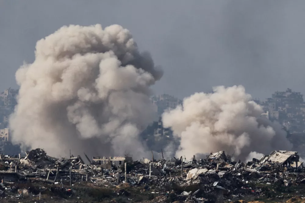 Smoke billows in the Gaza Strip, amid the ongoing conflict between Israel and Hamas, as seen from southern Israel, January 5, 2025. REUTERS/Kai Pfaffenbach