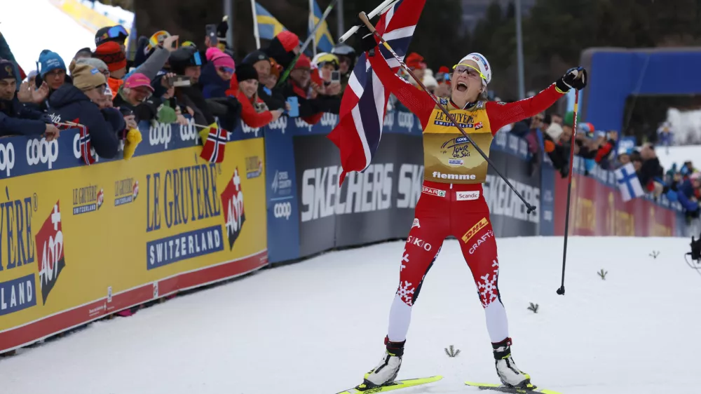 Po dveletni odsotnosti s tekmovalnih prizorišč, vmes je postala tudi mamica, je 36-letna Therese Johaug četrtič zmagala na novoletni turenji v smučarskem teku. Foto: AP