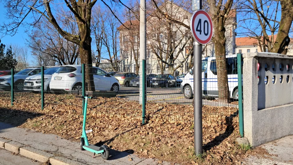 Električni skiro Bolt, nepravilno parkiranjeFoto: Miha K. Turk