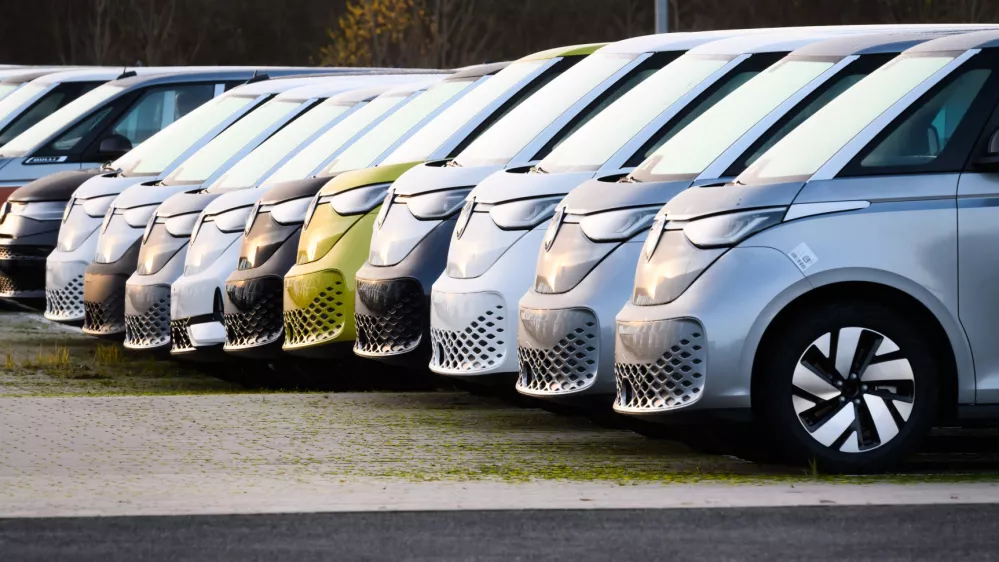 FILED - 20 December 2024, Lower Saxony, Hanover: Multiple cars are parked in a at the Volkswagen Commercial Vehicles plant in Hanover. The UK car market has recorded its second consecutive year of growth, with a 2.6% increase in registrations in 2024. Photo: Julian Stratenschulte/dpa