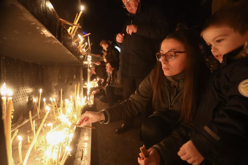 06.01.2025 - Pravoslavni božič - pravoslavna cerkev Ljubljana - pržig svečFOTO: LUKA CJUHA