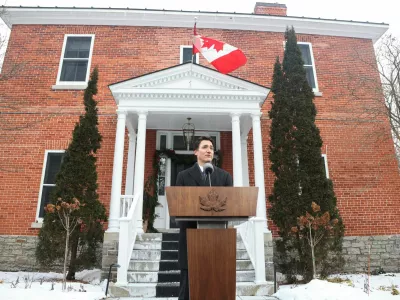 Kanadski premier Trudeau je napovedal odstop pred hišo v Ottawi, v kateri ima nadomestno uradno rezidenco od leta 2015. Foto: Reuters