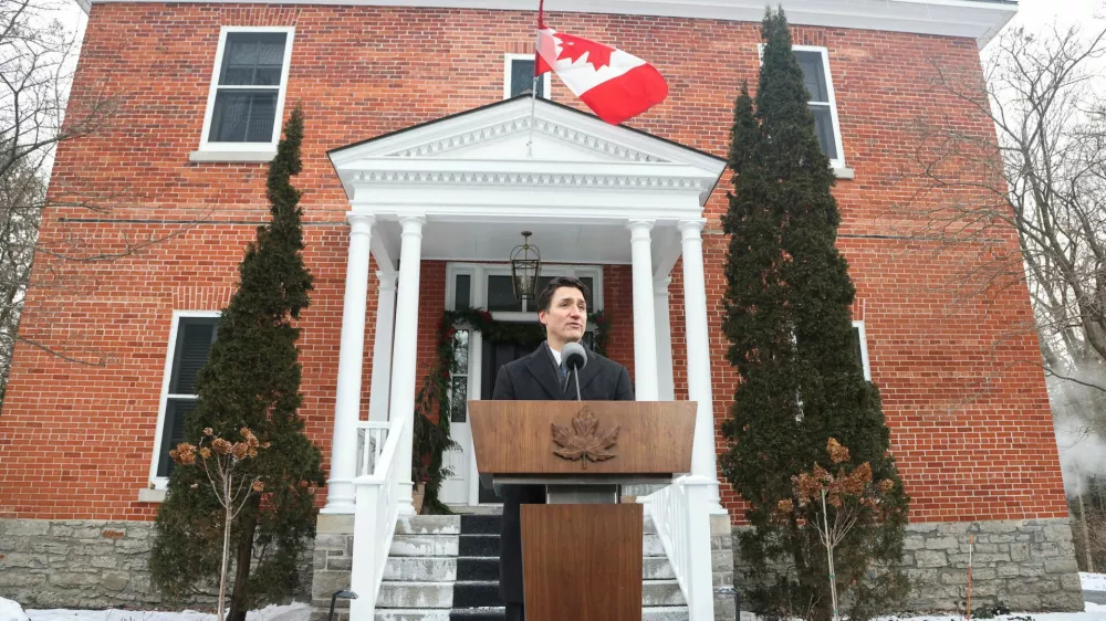 Kanadski premier Trudeau je napovedal odstop pred hišo v Ottawi, v kateri ima nadomestno uradno rezidenco od leta 2015. Foto: Reuters