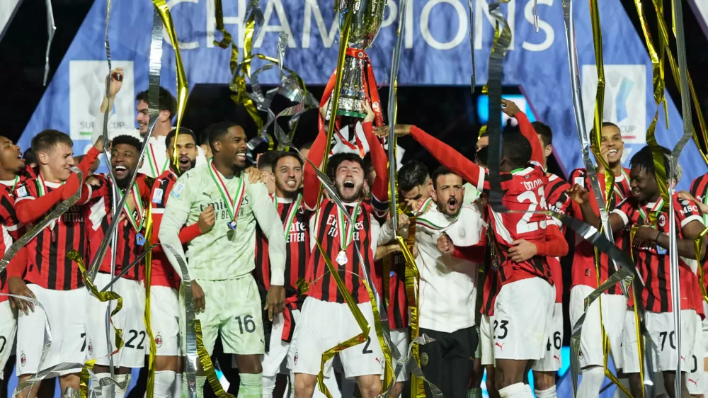 06 January 2025, Saudi Arabia, Riyadh: AC Milan players celebrate with the trophy after the Italian Super Cup final soccer match between Inter Milan and AC Milan at Al-Awwal Park Stadium. Photo: Massimo Paolone/LaPresse via ZUMA Press/dpa