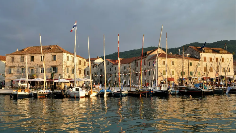 Stari Grad na otoku Hvar bo gostil 4. festivalu morja in mornarjev - Dnevi v zalivu 2022. F Mitja Zupančič