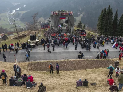 V Dražgošah so lani pripravili 67. tradicionalno slovesnost v spomin na eno večjih bitk med drugo svetovno vojno v Sloveniji. Foto: Nik Erik Neubauer