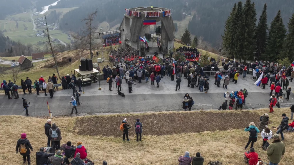 V Dražgošah so lani pripravili 67. tradicionalno slovesnost v spomin na eno večjih bitk med drugo svetovno vojno v Sloveniji. Foto: Nik Erik Neubauer