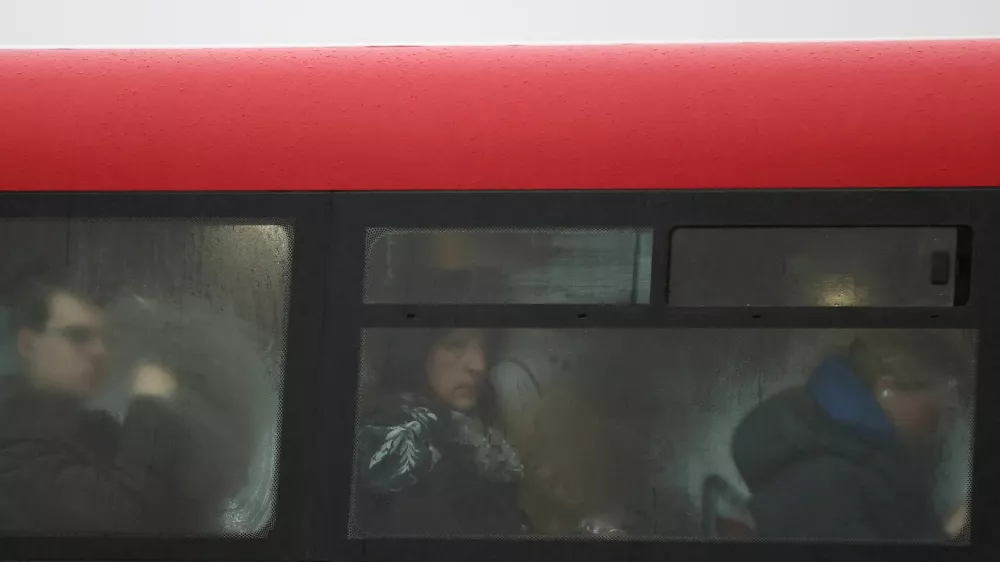 Commuters sit on a bus as it rains during the morning rush-hour in London, Britain, January 6, 2025. REUTERS/Toby Melville   TPX IMAGES OF THE DAY