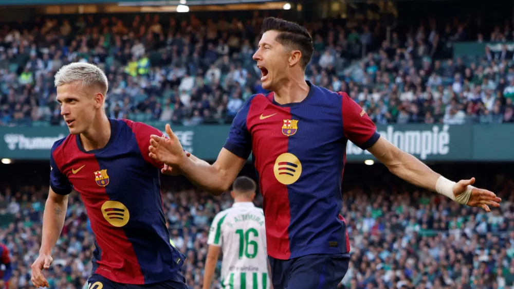 FILE PHOTO: Soccer Football - LaLiga - Real Betis v FC Barcelona - Estadio Benito Villamarin, Seville, Spain - December 7, 2024 FC Barcelona's Robert Lewandowski celebrates scoring their first goal with Dani Olmo REUTERS/Marcelo Del Pozo/File Photo