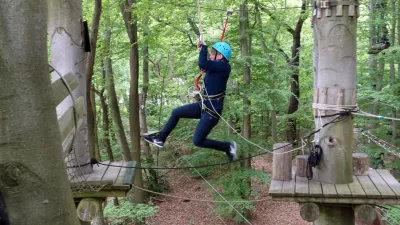 Tožnica trdi, da ni vedela, da lahko vajo kadar koli prekine in da ji lahko inštruktorji z lestvijo pomagajo na tla. Simbolična fotografija: Pixsell