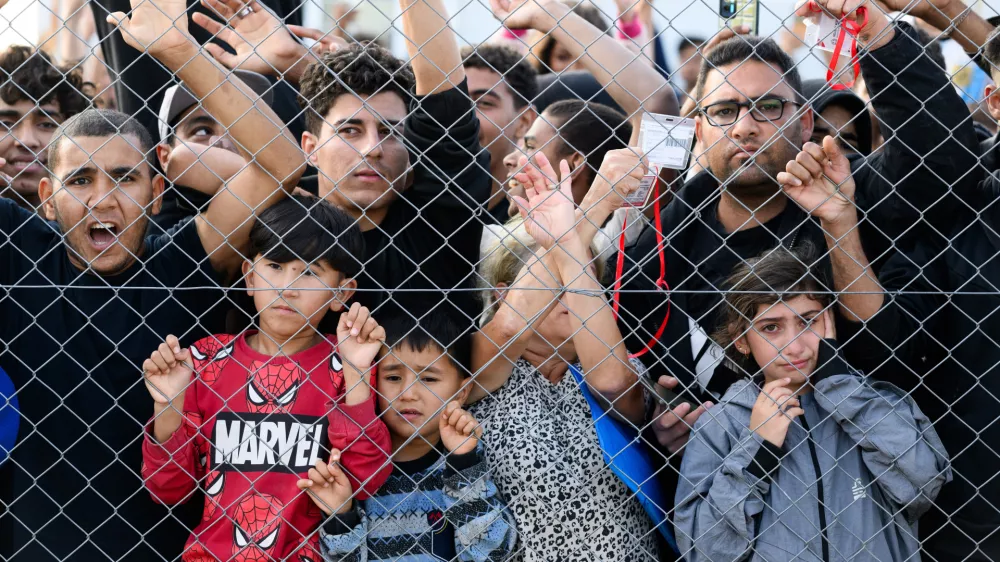 FILED - 30 October 2024, Greece, Malakasa: Residents of the refugee camp react to German President Steinmeier's visit to the registration and reception center for refugees in Malakasa, north of Athens. A total of 446 irregular migrants arrived in the European Union through Greek waters since the start of the year, according to a tally of official numbers up to 06 January. Photo: Bernd von Jutrczenka/dpa