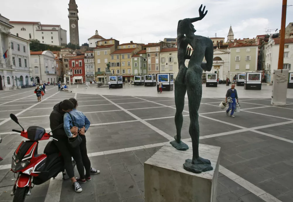 ﻿- Piran 2014 - Tartinijev trg - razstavo kipov avtorja Jakova Brdarja /FOTO: Tomaž Skale