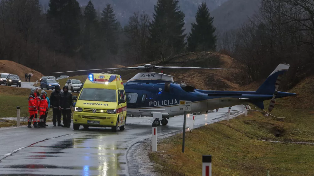 ﻿Nujna medicinska pomoč je odpeljala s helikopterjem poškodovanca, ki je padel z lojtre, ko je pokrival streho- 12.12.2017 – Vremenska ujma zajela večji del Slovenije - neurje – orkanski veter - obilne padavine – poplave - zaradi hudega vetra in plazov na cestah podrta drevesa, odkrite strehe in poškodovani električni vodi – naravna nesreča - //FOTO: Bojan Velikonja