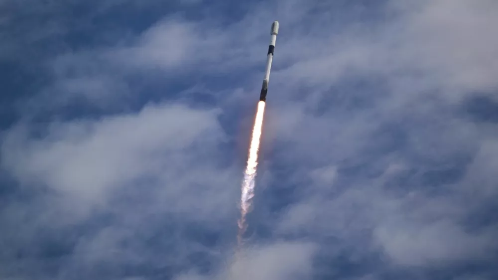 A SpaceX Falcon 9 rocket lifts off from Kennedy Space Center with a payload of Starlink satellites in Cape Canaveral, Florida, U.S., January 8, 2025. REUTERS/Steve Nesius