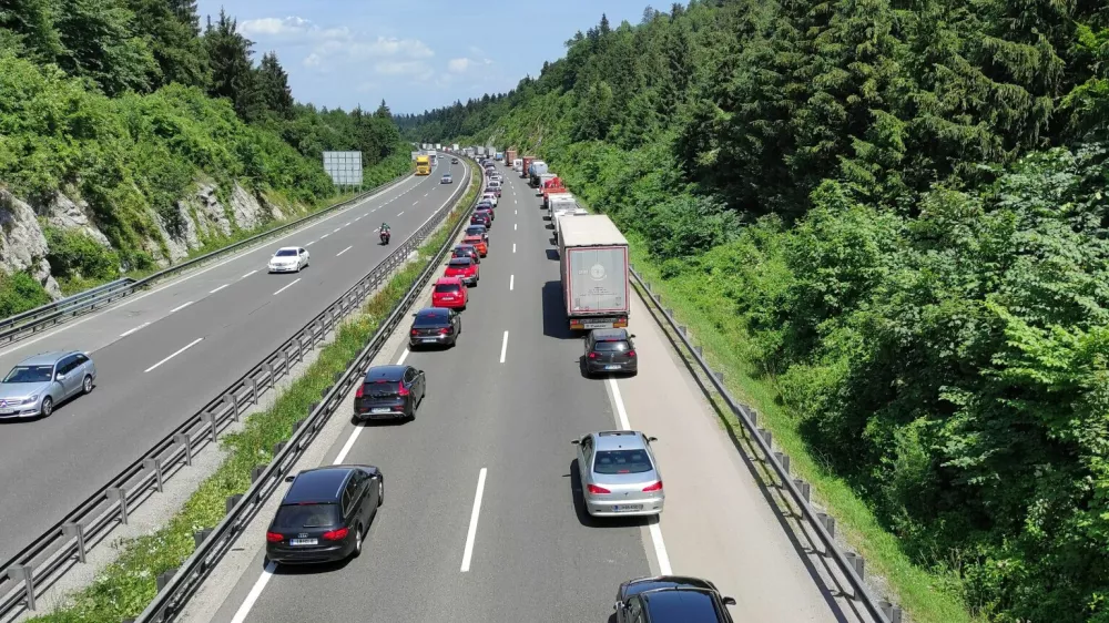 Primer pravilne razvsrtitve vozil ob zastoju na avtocesti. F Zavod Reševalni pas