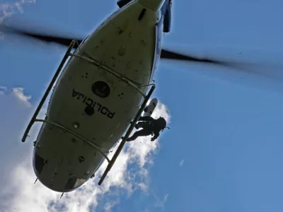 policijski helikopter in rgorski eševalec- Grad Kamen v Dragi (Begunje na Gorenjskem) - Prikazna vaja reševanja poškodovanih plezalcev - vajo pripravili pripadniki Posebna policijska enota – Gorska enota s posadko - Letalska policijska enota.POLICIJA //FOTO: Luka Cjuha