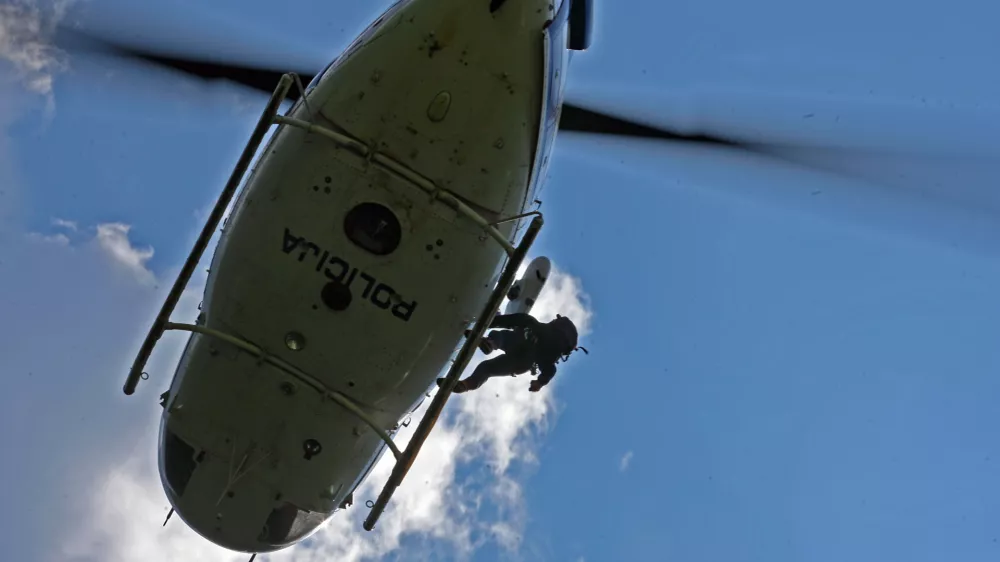 policijski helikopter in rgorski eševalec- Grad Kamen v Dragi (Begunje na Gorenjskem) - Prikazna vaja reševanja poškodovanih plezalcev - vajo pripravili pripadniki Posebna policijska enota – Gorska enota s posadko - Letalska policijska enota.POLICIJA //FOTO: Luka Cjuha