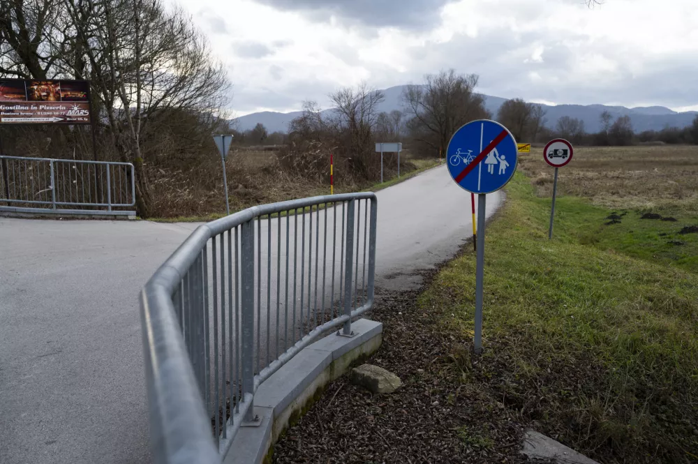 Občinske meje niso načrtovane usklajeno. Ob prestopu meje se kolesarska infrastruktura drastično spremeni. Foto: Nik Erik Neubauer