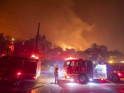 Z ognjem se bori 7500 gasilcev. Foto: DPA