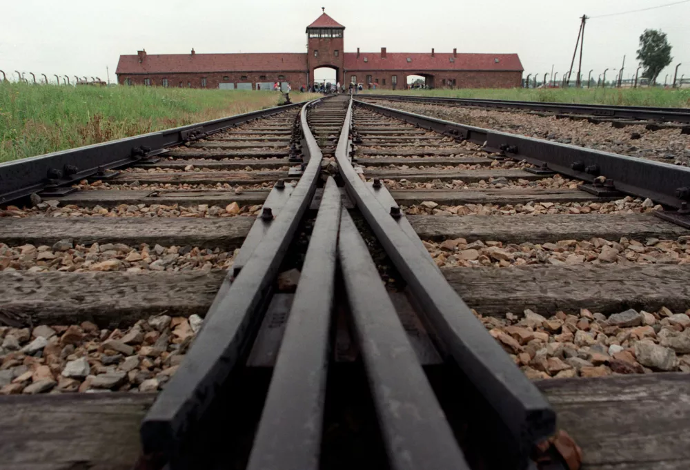 Poljska, Auschwitz, 04.07.2006, 04. Julij 2006Ostanki koncentracijskega taborisca Auschwitz na poljskem, kjer so nemske sile med drugo svetovno vojno ubile 2 - 4 milijone ljudi. Zgodovina, ostanki, taborisce, napis " DELO OSVOBAJA " na vhodu v taborisceFoto: Bobo