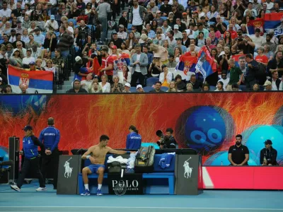 Ali lahko srbski teniški zvezdnik Novak Đoković v Melbournu s pomočjo avstralskih rojakov, norih navijačev, osvoji že svoj 25. turnir za grand slam? Foto: Alenka Žavbi