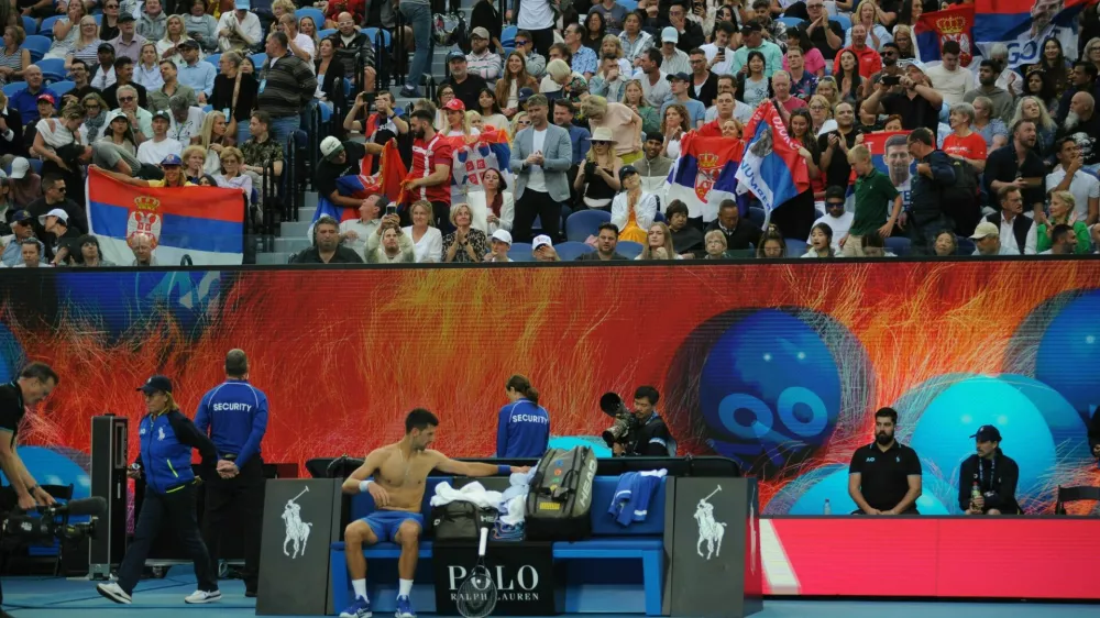 Ali lahko srbski teniški zvezdnik Novak Đoković v Melbournu s pomočjo avstralskih rojakov, norih navijačev, osvoji že svoj 25. turnir za grand slam? Foto: Alenka Žavbi