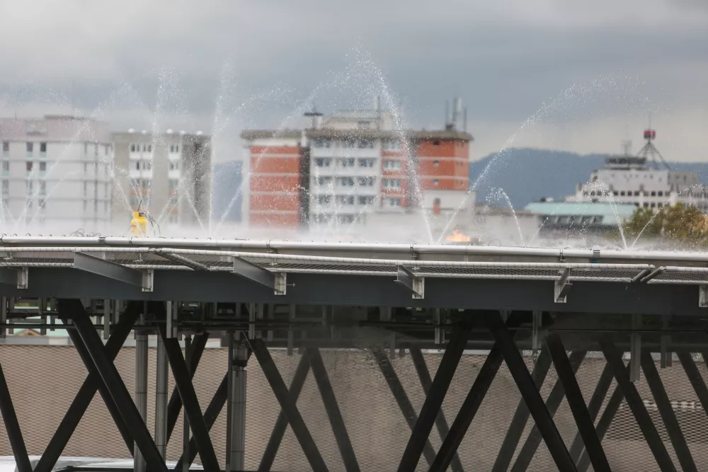 ﻿pristajalna ploščad - gasilci ljubljanske gasilske brigade  - 11.10.2016 - Heliport UKC Ljubljana - heliodrom - pristajališče za helikopterje na strehi Kliničnega centra v Ljubljani - usposabljanje zaposlenih na heliportu - - vaja gašenja, dostop do heliporta in možnosti za morebitno reševanje -         //FOTO: Bojan Velikonja