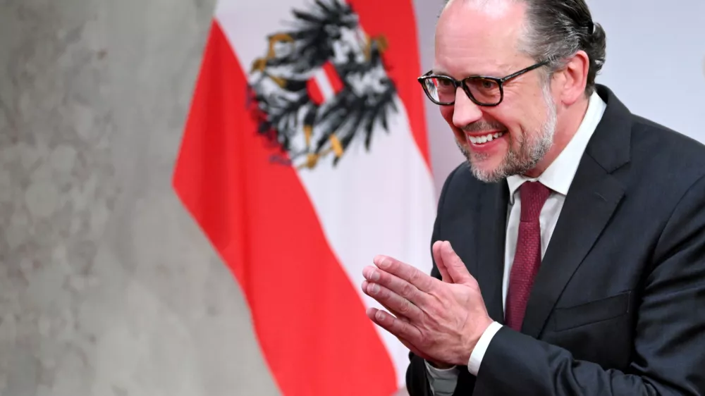 08 January 2025, Austria, Vienna: Austrian Foreign Minister Alexander Schallenberg welcomes carol singers at the Foreign Ministry. Photo: Roland Schlager/APA/dpa