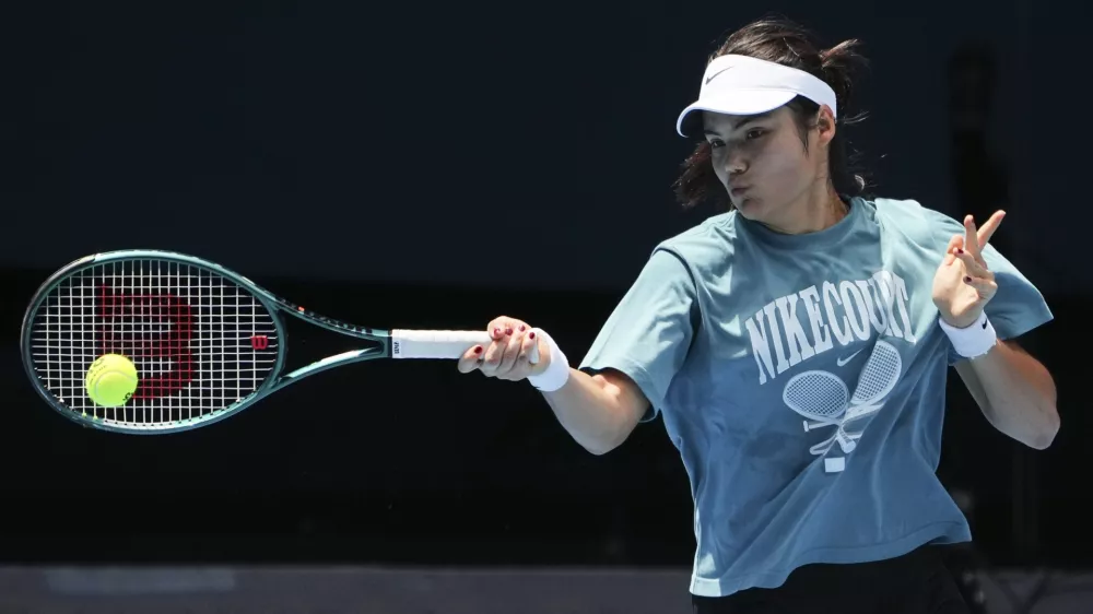 Britain's Emma Raducanu plays a forehand return to during a practice session ahead of the Australian Open tennis championship in Melbourne, Australia, Friday, Jan. 10, 2025. (AP Photo/Vincent Thian)