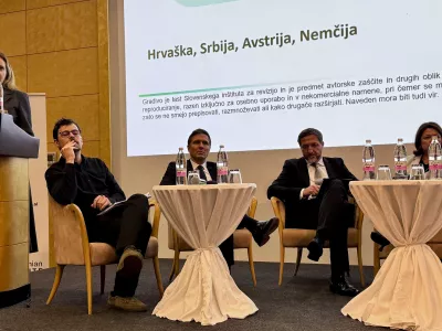 Portoroz, Hotel Slovenija.25. Davcna konferenca.Drzavni sekretar na ministrstvu za solidarno prihodnost Klemen Plostajner, glavni izvrsni direktor druzbe BTC Damjan Kralj in minister za finance Klemen Bostjancic.