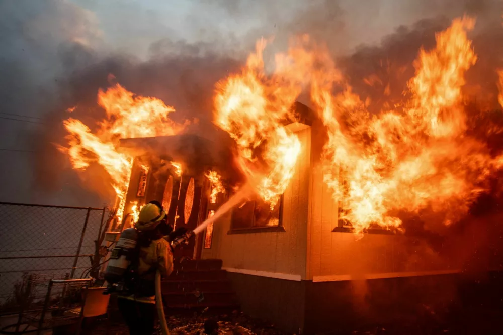 A firefighter battles the Palisades Fire as it burns during a windstorm on the west side of Los Angeles, California, U.S. January 7, 2025. REUTERS/Ringo Chiu   TPX IMAGES OF THE DAY        SEARCH "CALIFORNIA WILDFIRES" FOR THIS STORY. SEARCH "WIDER IMAGE" FOR ALL STORIES.