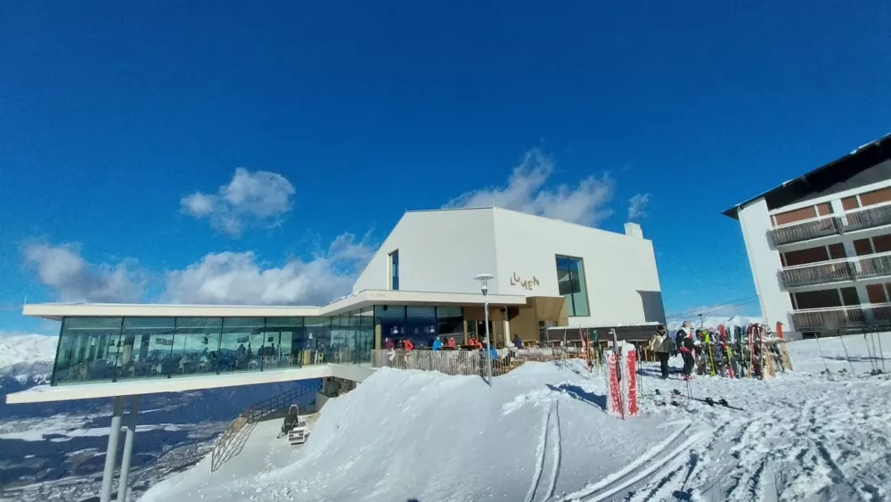 Letošnja novost na gori je restavracija Alpin, ki se ponaša tako z vrhunsko kulinariko kot muzeje fotografij Lumen. 